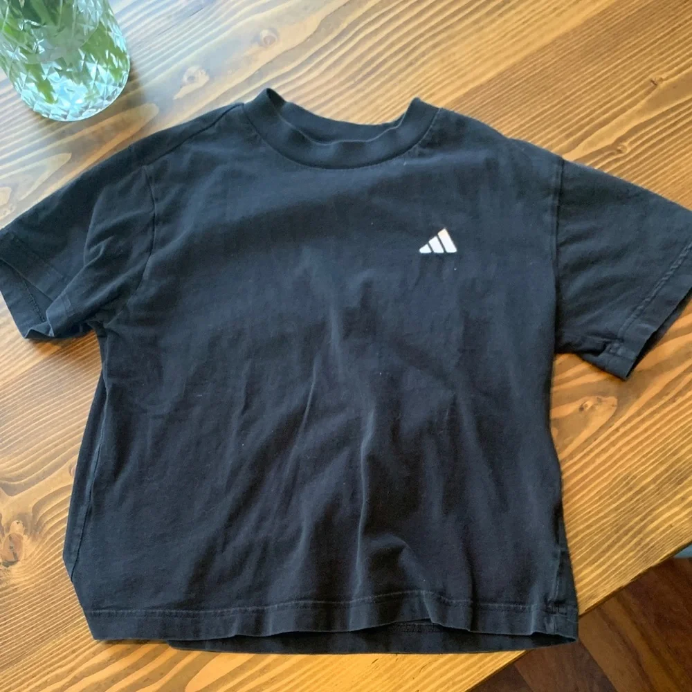 Unisex adidas Black Short-Sleeve Logo Tee - Picture 1 of 4
